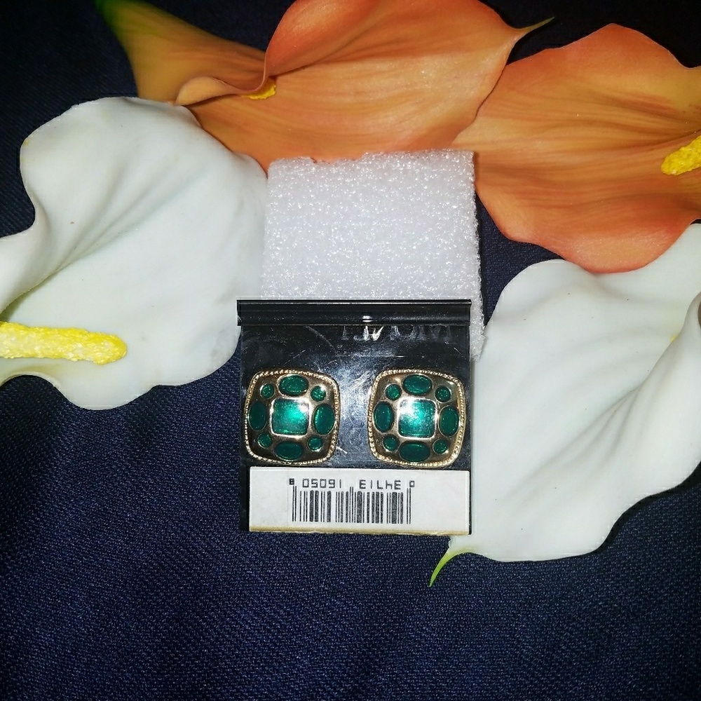 Women's earrings